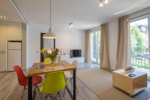 Quiet & airy modern apt. Top Centre Free Parking