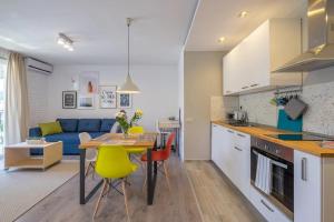 Quiet & airy modern apt. Top Centre Free Parking