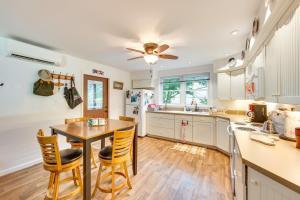 Quaint Elysburg Cottage Walk to Knoebels Resort!