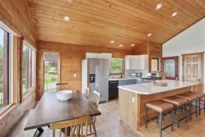 Crystal Lake Vacation Rental, 3 Mi to Betsie River