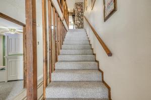 Ruidoso Home w Balcony ~ 16 Mi to Ski Apache!