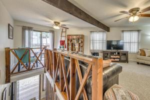 Ruidoso Home w Balcony ~ 16 Mi to Ski Apache!