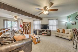 Ruidoso Home w Balcony ~ 16 Mi to Ski Apache!