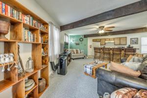 Ruidoso Home w Balcony ~ 16 Mi to Ski Apache!