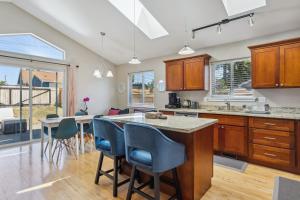 Cheery Tacoma Vacation Rental 7 Mi to Owen Beach!