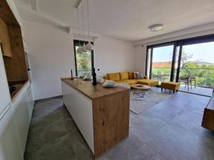 Cameleon Orebic- Beachfront Apartments