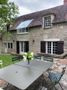 Maisons de vacances Maison de Village Vexin site classe 1h Paris et Normandie grand jardin : photos des chambres