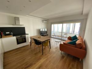 Renovated 4 room Apartment-Parking next door and Beach at 700m