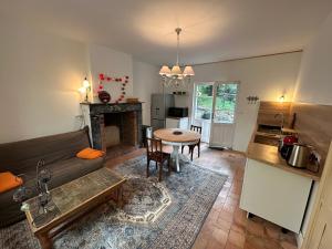 Appartements Appartement avec jardin Villeveque : photos des chambres