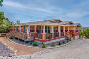 Canyon Lake Retreat with Hot Tub, Fire Pit and Grill! - 3hvězdičkové hotely ve městě Canyon Lake