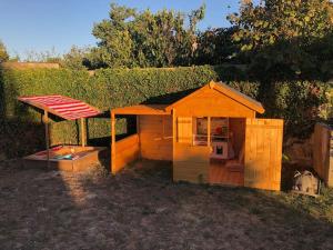 Maisons de vacances Maison de ville avec jardin dans impasse calme - ideal famille de 4 : photos des chambres