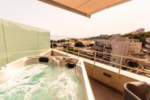 Beach front apt Maal, private spa & parking