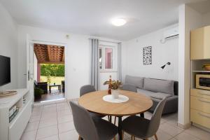 Apartments with parking space Valbandon, Fazana - 7227