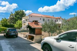 Apartments with a parking space Kastel Stari, Kastela - 17964