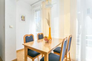 Apartments with a parking space Kastel Stari, Kastela - 17964