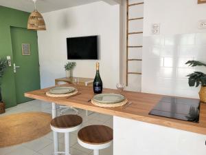 Appartements Studio double climatise avec terrasse - Proche Tram & Centre : photos des chambres