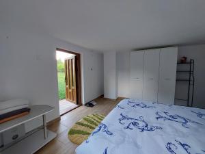 Cabană cu teren de tenis -- parter