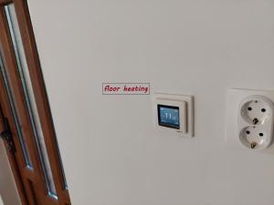 Cabană cu teren de tenis -- parter