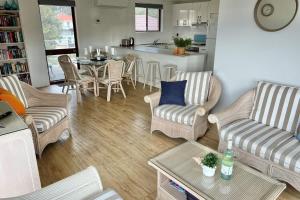 Promenade 12, 8 Intrepid Cl - fantastic waterfront unit with air con and Wifi