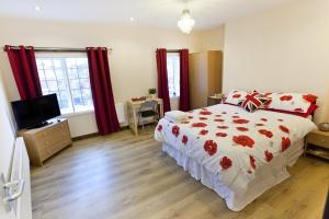 Emporium Nottingham - City Centre Self Catering Apartment - Your own 6 Double Bedroom Apartment - 6 Double Beds, 3 Bathrooms, Full Kitchen - Cook as you would at Home - by Victoria Centre Shopping Centre on Huntingdon Street