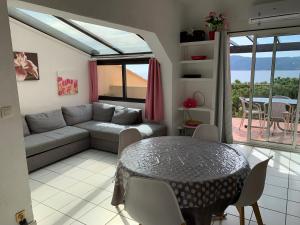 Appartements Les 2 freres - Vue mer panoramique solarium - les Sablettes : photos des chambres