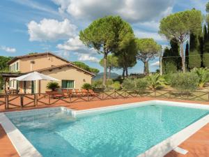 Attractive and spacious independent villa with private swimming pool