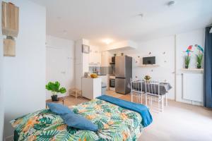 Appartements Tropicana - Appt avec terrasse et parking : photos des chambres