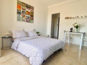 Studio à 100 m de la plage avec clim et balcon