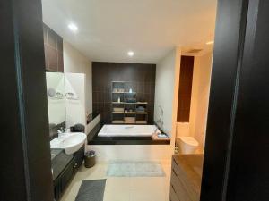 KARON HILL OCEANVIEW Spacious 1 BEDROOM Sleeps 4