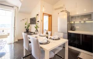 Two-Bedroom Apartment Selca With Sea View 04