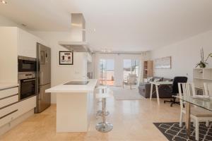 Modern Penthouse with Private Jacuzzi, Panoramic Sea and Lake Views - 8 min to Puente Romano