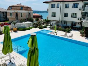 Luxury apartment in Emerald Hills