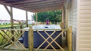 Two-Bedroom Mobile Home with Hot Tub room in Mobile Homes Relax Park Umag
