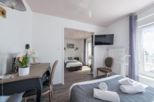 Hotels Hotel L'Ecrin 88 Vosges : Chambre Triple avec Terrasse