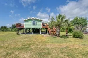 Sunny Crystal Beach Cottage with Deck and Grill! - Crystal Beach