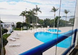 C133 Aconchegante cobertura em condomínio de frente para o mar na praia de Canasvieiras