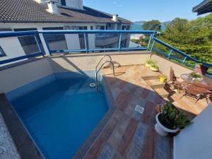 C133 Aconchegante cobertura em condomínio de frente para o mar na praia de Canasvieiras