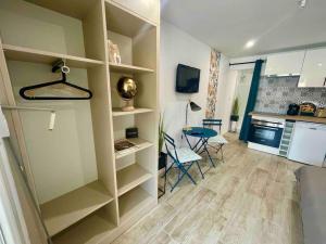 Appartements Joli Studio, Piscine, Terrasse & Parking privatif : photos des chambres