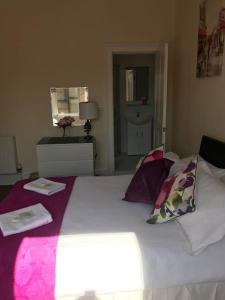 Central 3 bedrooms apartment for upto 6