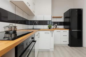 Urban Wings - Airport Apartment with Parking & Balcony by Renters