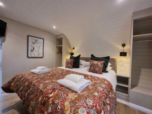 Chestnut Lodge with Hot Tub