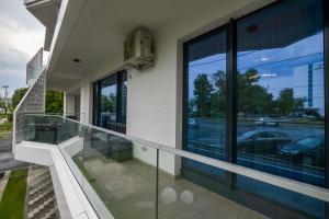 Red Luxury Apartment Lake On