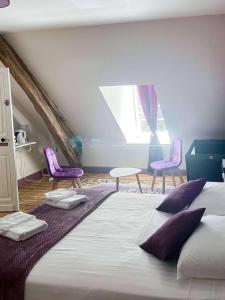 Room in Guest room - Les Chambres De Vilmorais - Violette Prince