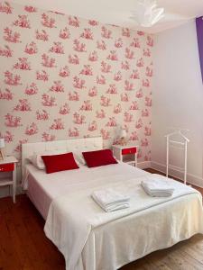 Maisons d'hotes Room in Guest room - Les Chambres De Vilmorais - Rouge - Brassens et Trenet : photos des chambres
