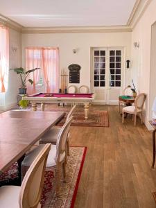 Room in Guest room - Les Chambres De Vilmorais - Rouge - Brassens et Trenet