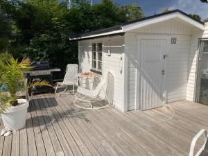 Strandnära mysig stuga med generösa utvändiga ytor