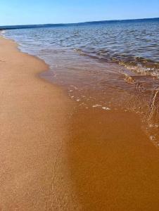 Strandnära mysig stuga med generösa utvändiga ytor