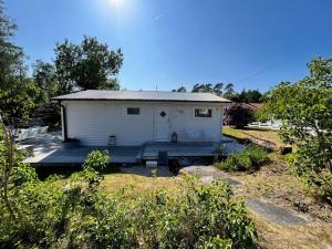 Strandnära mysig stuga med generösa utvändiga ytor