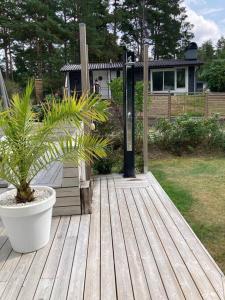 Strandnära mysig stuga med generösa utvändiga ytor