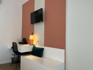 Hotels Logis L'Espadon : Chambre Triple Confort avec Balcon